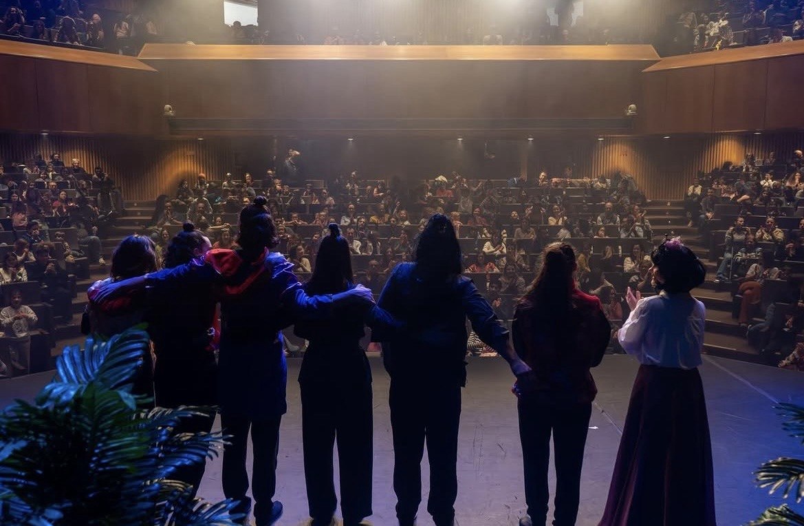 Espetáculo de conjunto com trajes tradicionais